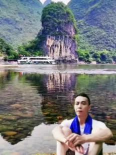 “烽烟滚滚唱英雄，四面青山侧耳听”是什么歌